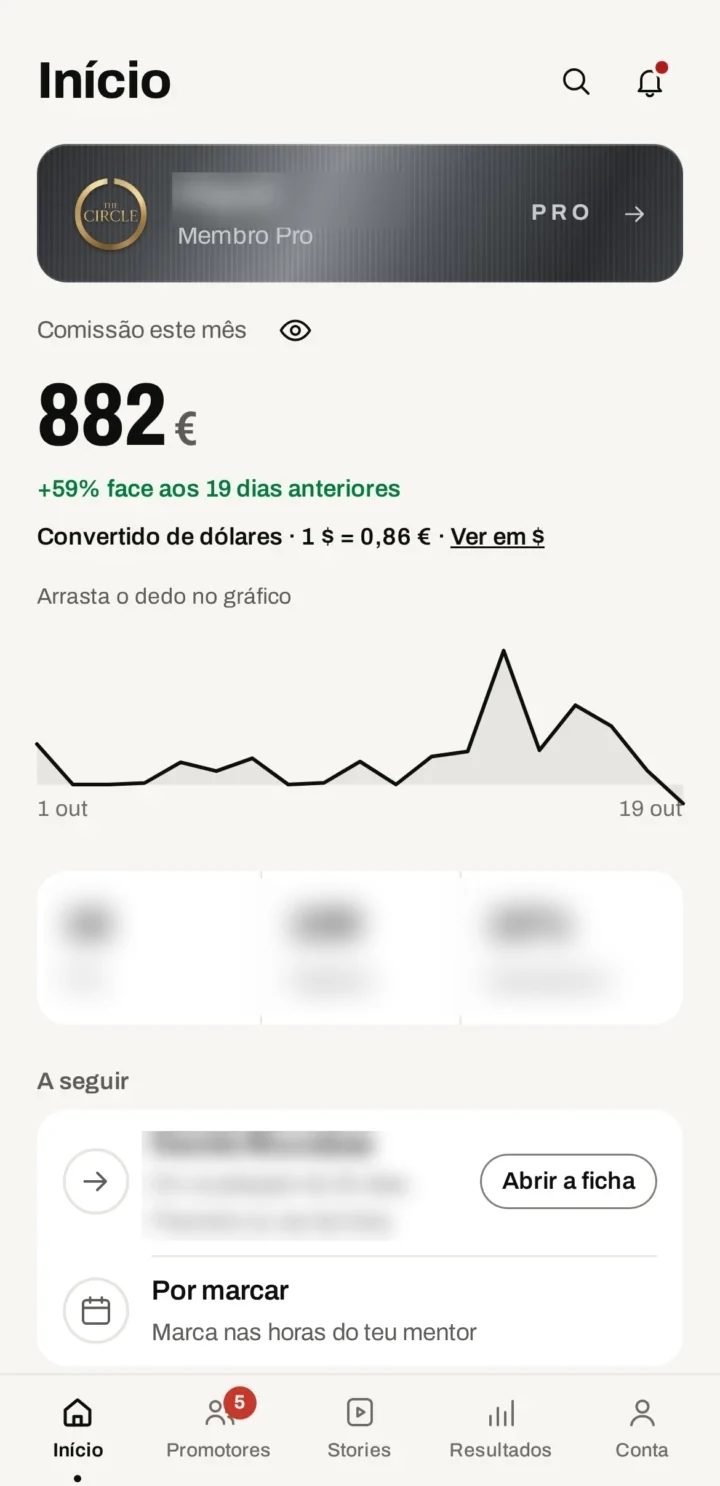 Print real da app do aluno: a comissão de outubro, com o nome desfocado.